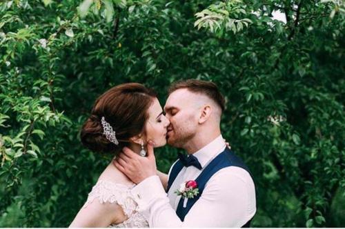 Дорогие девушки!  Предлагаю вам свои услуги по созданию причёсок и макияжа по приятным новогодним ценам и с бесплатным выездом на дом? 01