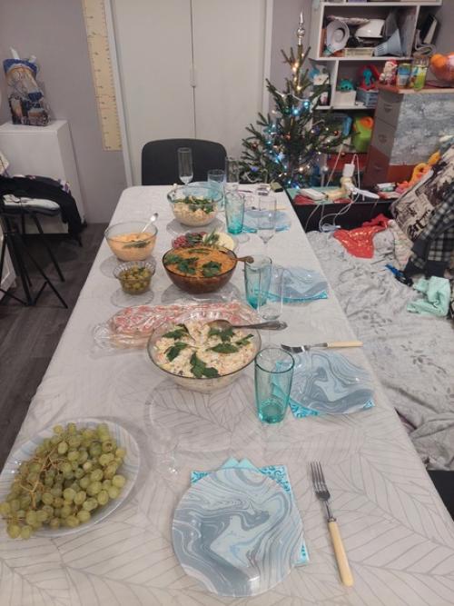 Впервые за то время, что я встречаю новый год дома и взрослой, я сижу в 9 вечера за столом, а не бегаю как электровеник. 01