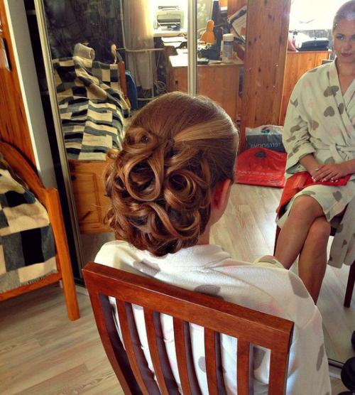 Дорогие девушки!  Предлагаю вам свои услуги по созданию причёсок и макияжа по приятным новогодним ценам и с бесплатным выездом на дом? 02