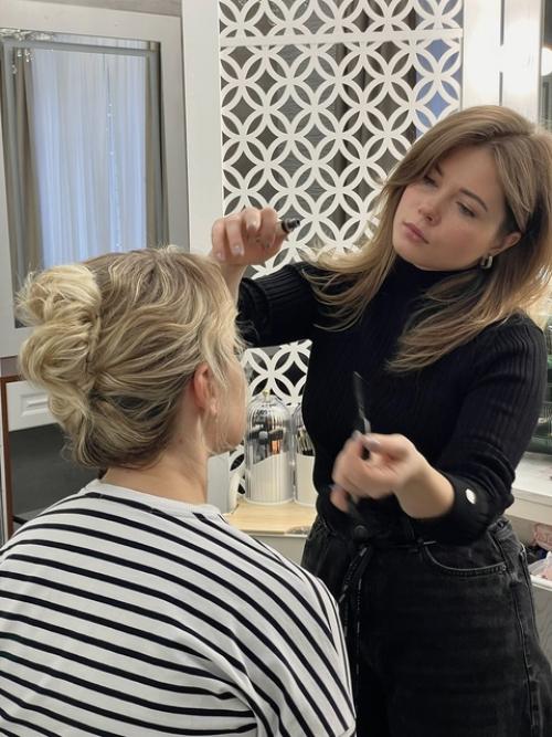 Образ в 4 руки - это не просто макияж и причёска, это отражение вашей индивидуальности и уверенности. 02