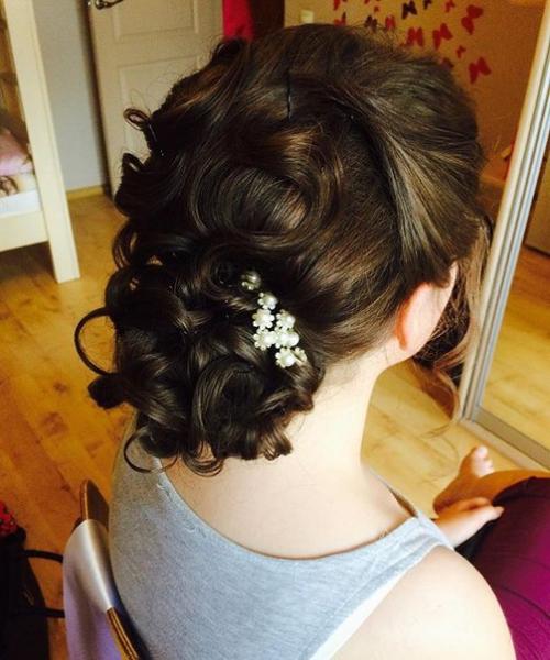 Дорогие девушки!  Предлагаю вам свои услуги по созданию причёсок и макияжа по приятным новогодним ценам и с бесплатным выездом на дом? 04