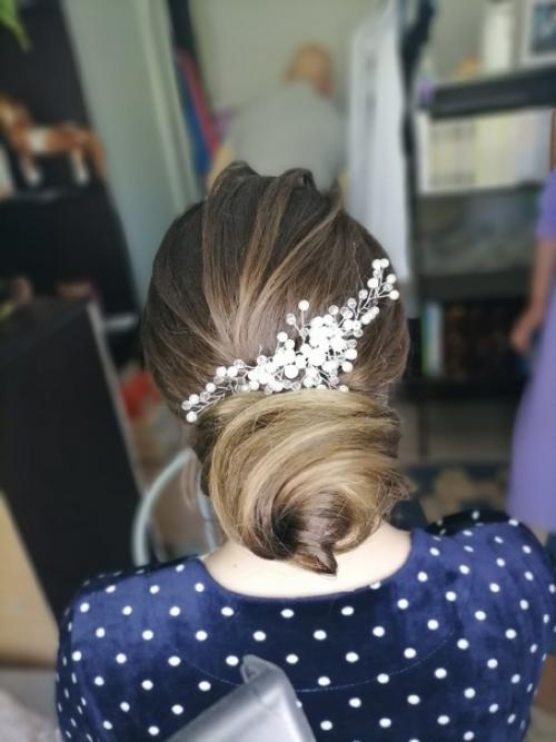 В этом месяце ещё есть места на причёски и макияж. 01