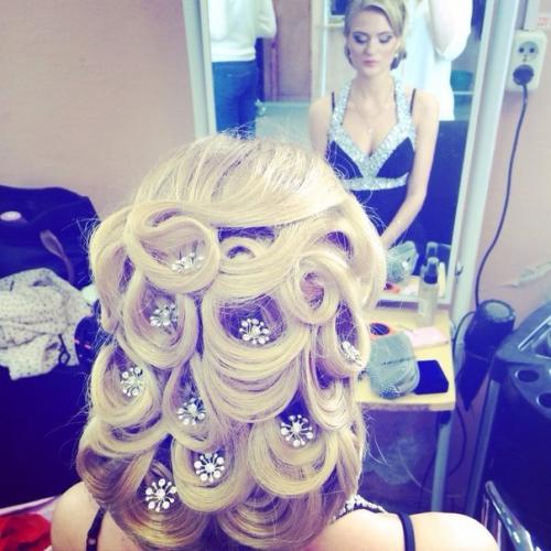 Дорогие девушки!  Предлагаю вам свои услуги по созданию причёсок и макияжа по приятным новогодним ценам и с бесплатным выездом на дом? 03