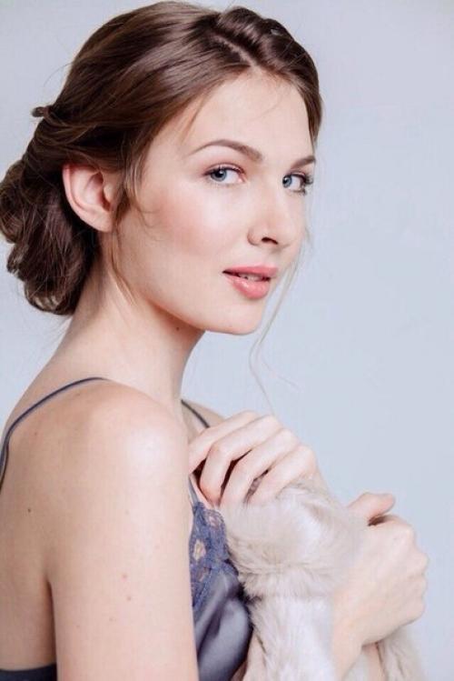 Дорогие девочки!  Для курса визажа нам требуются модели на следующие даты: 5, 6, 8, 9, 13, 14, 15, 16 января в первой половине дня. 01