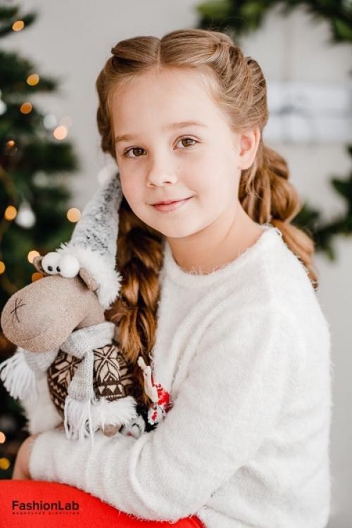 Мы все в работе: собираем на фотосессии, корпоративы девочек постарше. 04