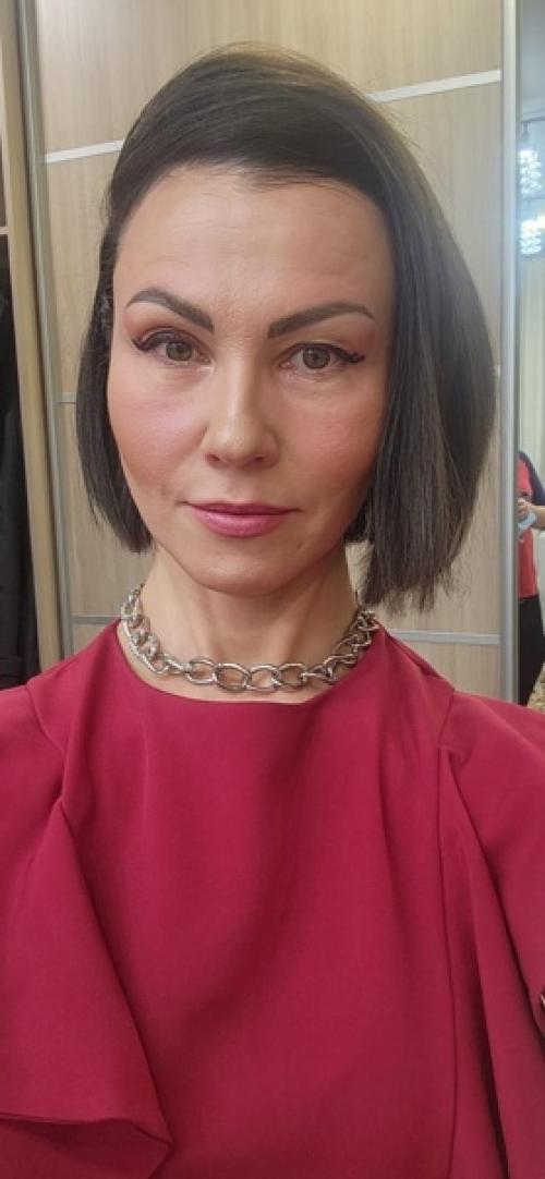 Подбирать макияж, прическу и цвет волос нужно не только под одежду, но и в соответствие с формой лица и цветотипом кожи. 07