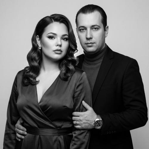 Создай фото не меняя черты лица и цвет волос.

