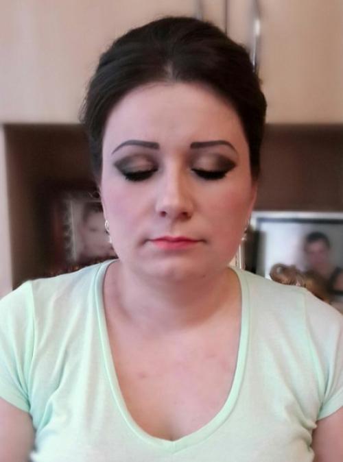 Здравствуйте?  Предлагаю вам услуги парикмахера - визажиста на дому. 01