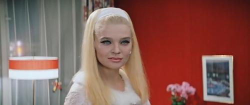 В 60- хх годах в моде продолжали оставаться пышные юбки, стянутые на талии, но они были короче, чем в 50-ее, лишь немного ниже колен. 01