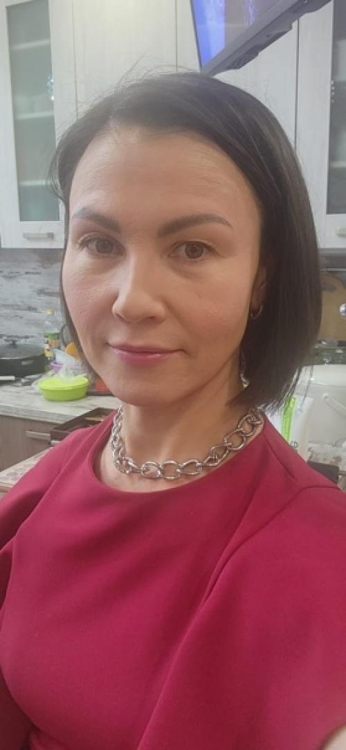 Подбирать макияж, прическу и цвет волос нужно не только под одежду, но и в соответствие с формой лица и цветотипом кожи. 09