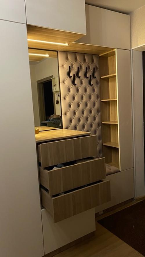 Прихожая на заказ в современном стиле с элементами минимализма выполнена. 01