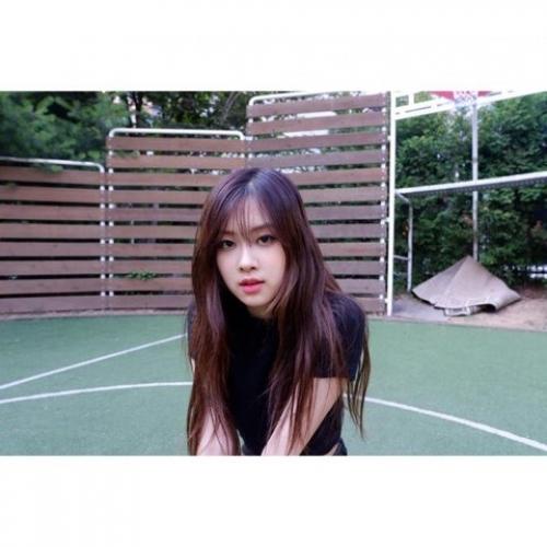 Автор хочет, чтобы розэ из Blackpink больше экспериментировала со своими причёсками и стилем. 01