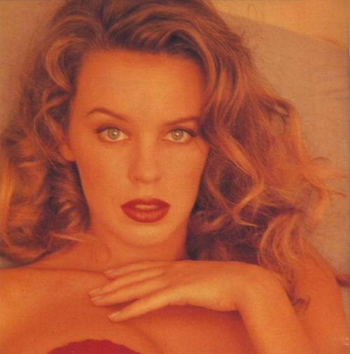 Я уже очень много выкладывала постов по моде и макияжу 1990 х, поэтому буквально несколько постов о прическах и макияже этого десятилетия. 03