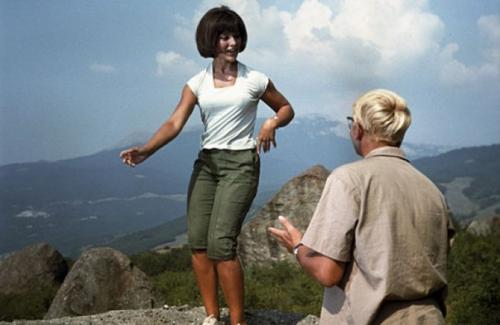 В 60- хх годах в моде продолжали оставаться пышные юбки, стянутые на талии, но они были короче, чем в 50-ее, лишь немного ниже колен. 02