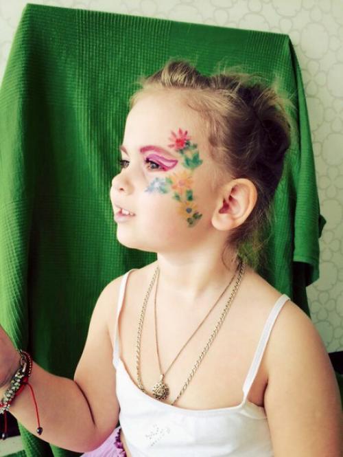 Моя моделька. В этот раз стиль не стандартный, я решила использовать свои навыки грима и разукрасить своё сокровище? 01