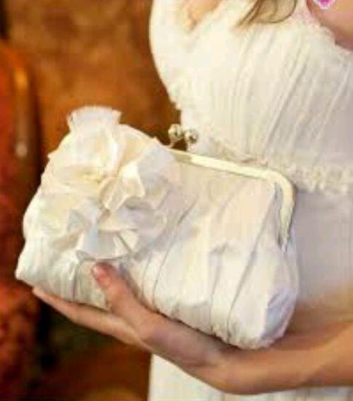 Свадебные сумочки? Сумочка невесты - сложный аксессуар, необходимость которого по сей день обсуждается на свадебных форумах. 01 Свадебные сумочки? Сумочка невесты - сложный аксессуар, необходимость которого по сей день обсуждается на свадебных форумах. 01
