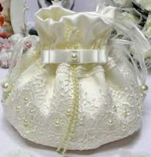 Свадебные сумочки? Сумочка невесты - сложный аксессуар, необходимость которого по сей день обсуждается на свадебных форумах. 02 Свадебные сумочки? Сумочка невесты - сложный аксессуар, необходимость которого по сей день обсуждается на свадебных форумах. 02