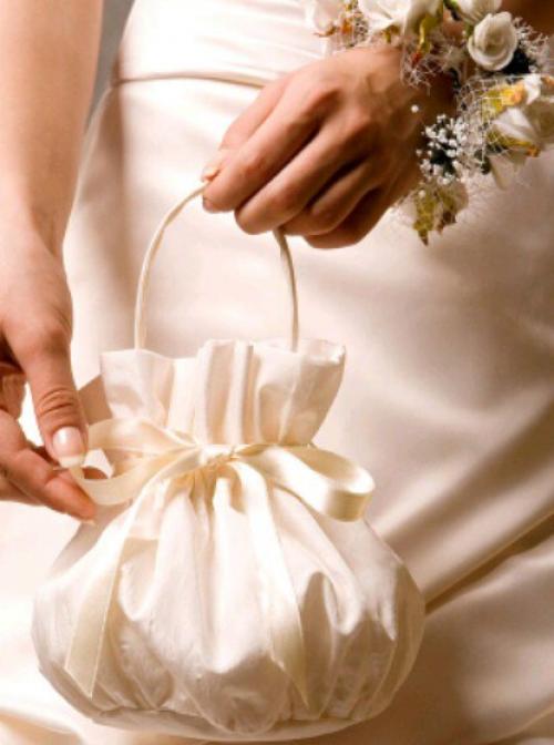 Свадебные сумочки? Сумочка невесты - сложный аксессуар, необходимость которого по сей день обсуждается на свадебных форумах. 08 Свадебные сумочки? Сумочка невесты - сложный аксессуар, необходимость которого по сей день обсуждается на свадебных форумах. 08