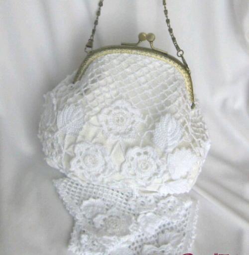 Свадебные сумочки? Сумочка невесты - сложный аксессуар, необходимость которого по сей день обсуждается на свадебных форумах. 07 Свадебные сумочки? Сумочка невесты - сложный аксессуар, необходимость которого по сей день обсуждается на свадебных форумах. 07