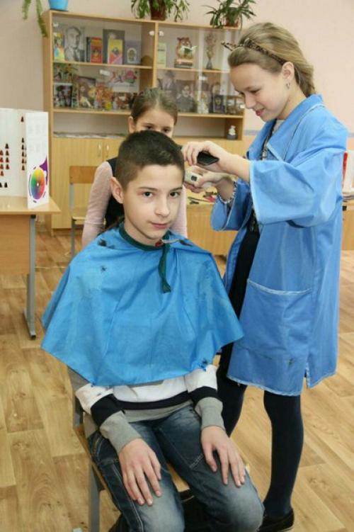 18 марта в рамках шестого школьного дня в 6 А классе прошел мастер-класс искусство быть красивым. 01