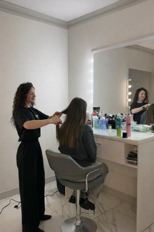 Только в том случае, если вы ни разу не были у визажиста - это нормально немного переживать.
