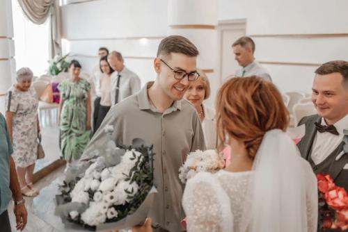 Невеста должна быть уверена, что ее прическа и макияж будет держаться весь день. 05