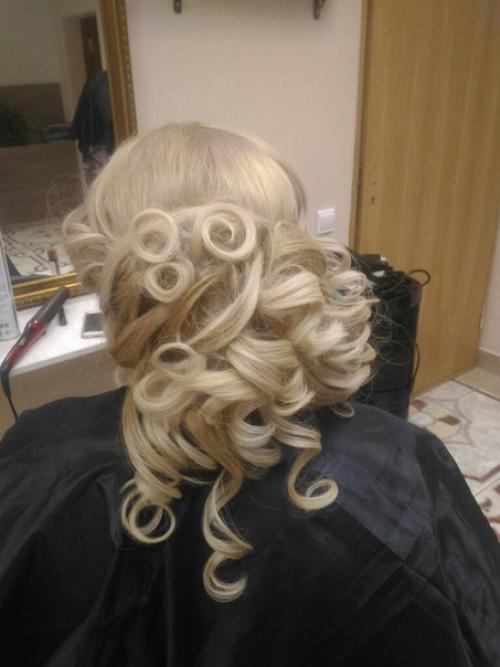 Профессиональный визажист салона вернисаж, создаст вам гармоничное сочетание макияжа, причёски и всего облика. 03