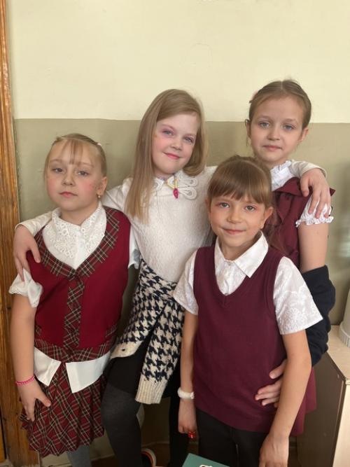 6 марта советником директора по воспитанию был организован классный час для девочек. 01