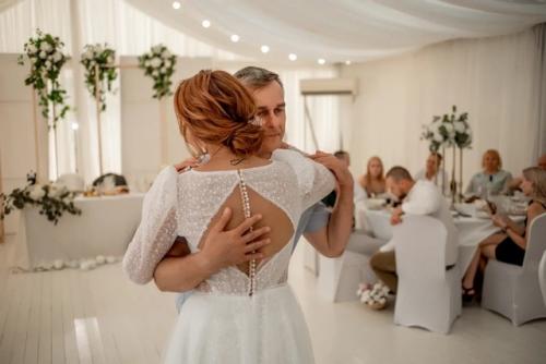 Невеста должна быть уверена, что ее прическа и макияж будет держаться весь день. 02