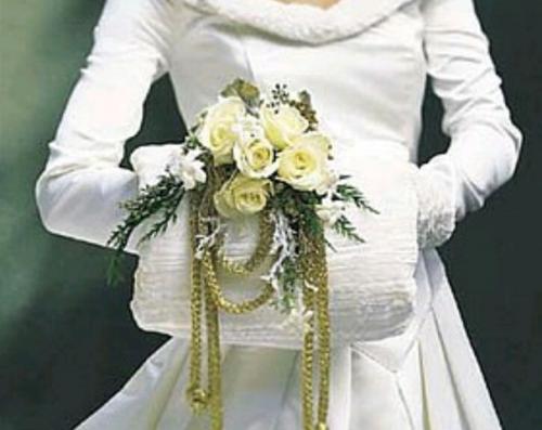 Свадебные сумочки? Сумочка невесты - сложный аксессуар, необходимость которого по сей день обсуждается на свадебных форумах. 09 Свадебные сумочки? Сумочка невесты - сложный аксессуар, необходимость которого по сей день обсуждается на свадебных форумах. 09