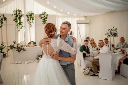 Невеста должна быть уверена, что ее прическа и макияж будет держаться весь день. 03