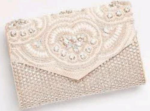 Свадебные сумочки? Сумочка невесты - сложный аксессуар, необходимость которого по сей день обсуждается на свадебных форумах. 06 Свадебные сумочки? Сумочка невесты - сложный аксессуар, необходимость которого по сей день обсуждается на свадебных форумах. 06