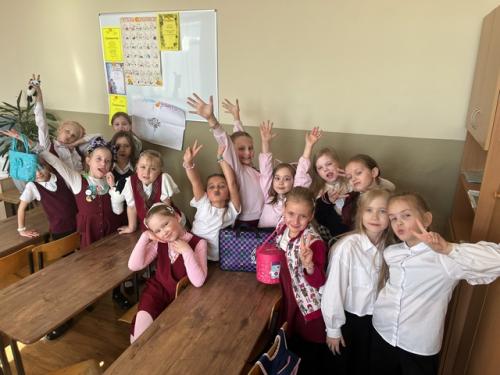 6 марта советником директора по воспитанию был организован классный час для девочек. 02