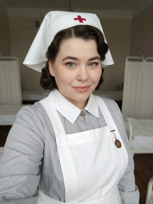 Женщина 32 года, в классической форме медсестры, характерной для середины XX века (примерно 1940-1950-х годов. 02