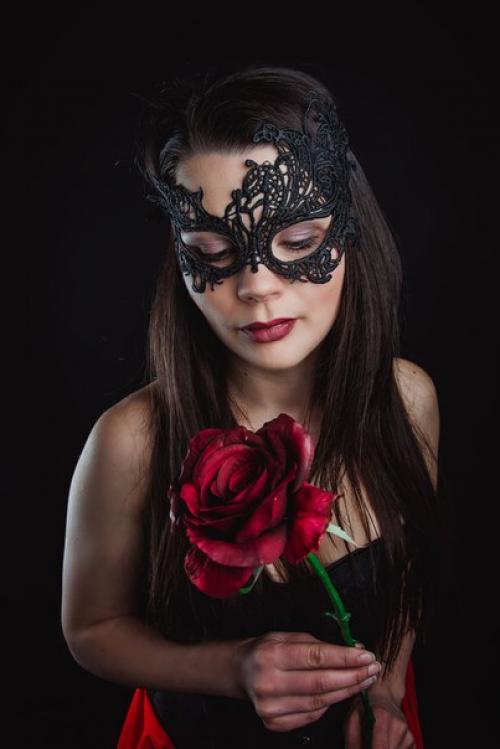 Фотопроект?  Кружево?  У нас в студии есть огромный выбор вот таких шикарных кружевных масок красного, черного и белого цветов. 01