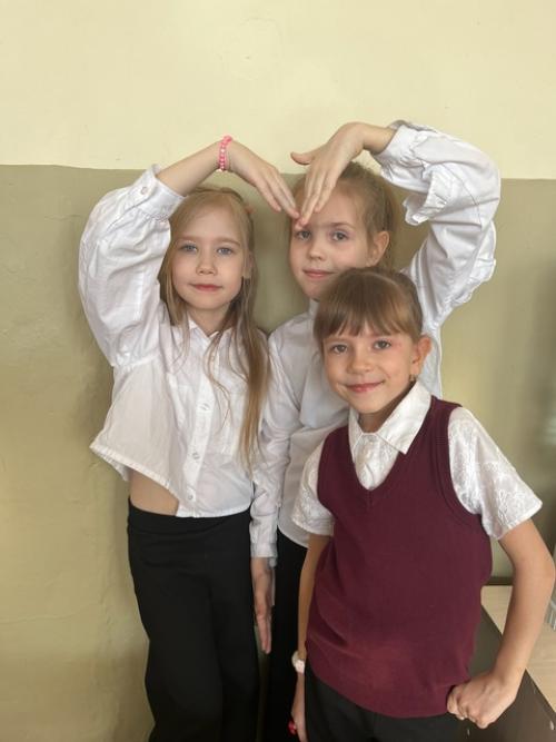 6 марта советником директора по воспитанию был организован классный час для девочек. 03