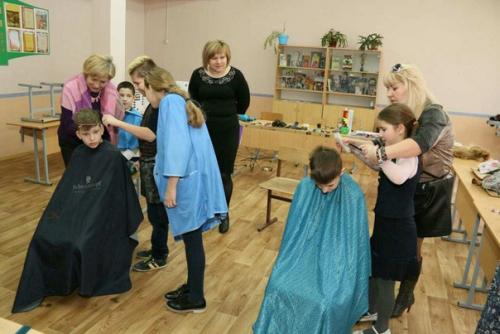 18 марта в рамках шестого школьного дня в 6 А классе прошел мастер-класс искусство быть красивым. 04