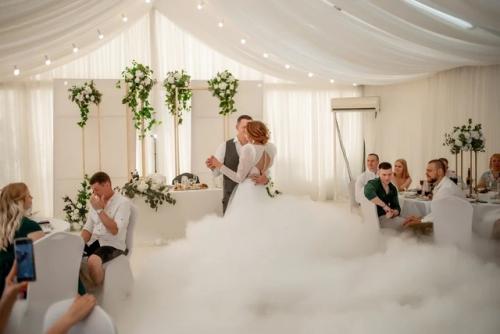 Невеста должна быть уверена, что ее прическа и макияж будет держаться весь день. 04