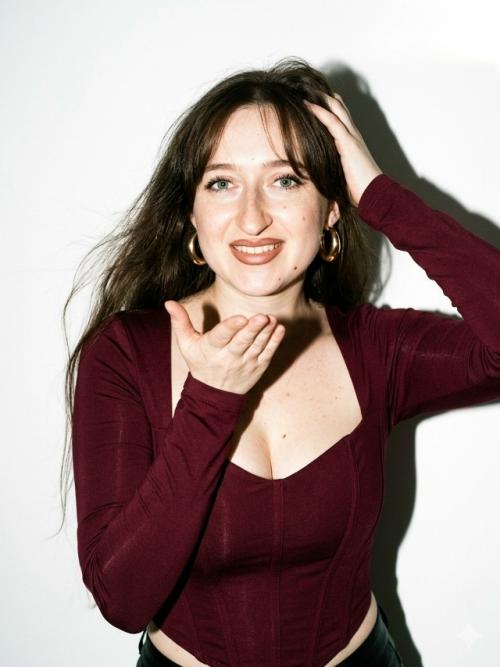 Промпт: 

Создай портрет, не меняя черты лица. 
