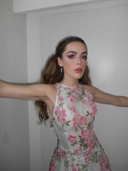 Визажист кирнан поделиося с нами снимками с подготовки актрисы к вечеринке Vanity Fair Oscar Party. 03