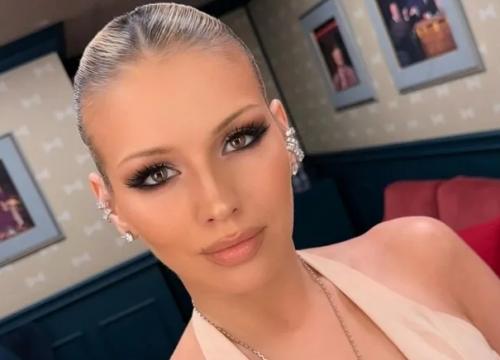 28-Летняя певица Люся чеботина устроила необычную фотосессию в интерьере, напоминающем студию шоу вечерний ургант. 01