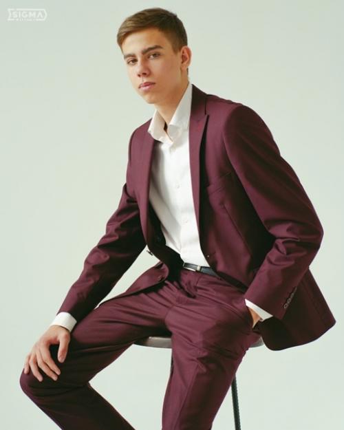 Илья в обычной жизни ходит в спортивках, но в этот день он выглядел совсем иначе. 01