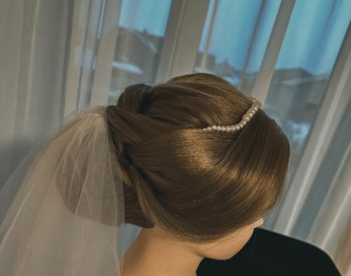 Свадебная причёска - одна из самых волнующих причёсок в жизни любой женщины. 01