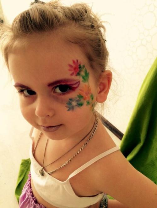 Моя моделька. В этот раз стиль не стандартный, я решила использовать свои навыки грима и разукрасить своё сокровище? 02