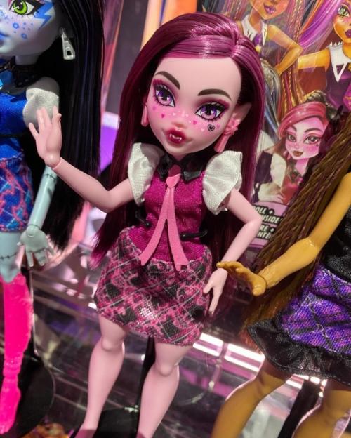 В интернет недавно всплыли фотографии новых монстряшек с выставки Toyfair в Нью-йорке. 01