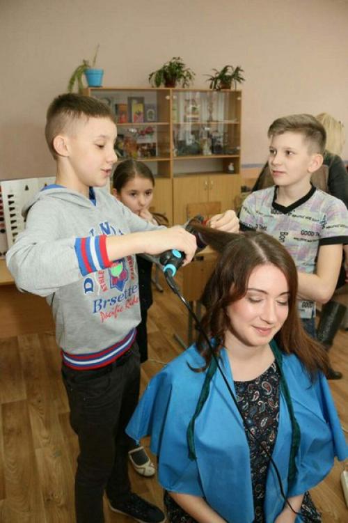 18 марта в рамках шестого школьного дня в 6 А классе прошел мастер-класс искусство быть красивым. 03