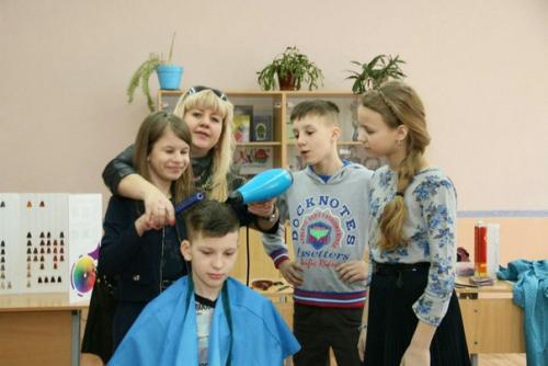 18 марта в рамках шестого школьного дня в 6 А классе прошел мастер-класс искусство быть красивым. 02