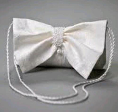 Свадебные сумочки? Сумочка невесты - сложный аксессуар, необходимость которого по сей день обсуждается на свадебных форумах. 03 Свадебные сумочки? Сумочка невесты - сложный аксессуар, необходимость которого по сей день обсуждается на свадебных форумах. 03