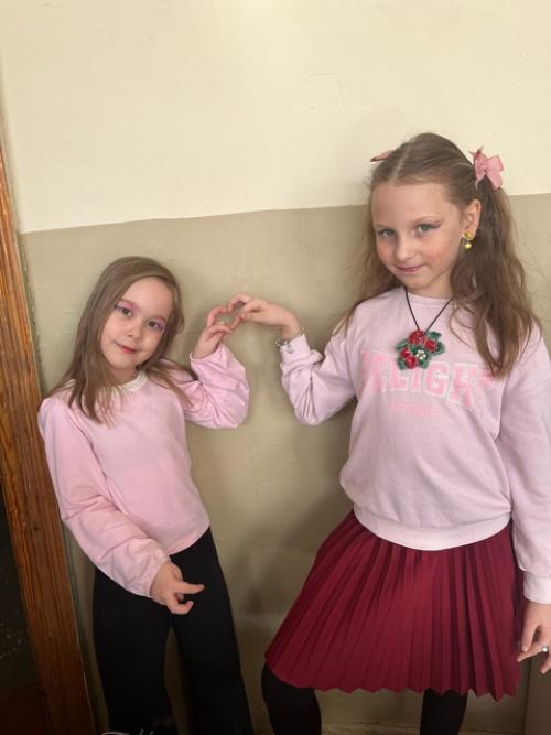 6 марта советником директора по воспитанию был организован классный час для девочек. 04