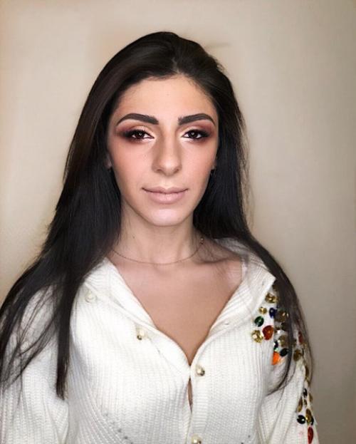 Модели на БРОВИ и мейк нужны. 03